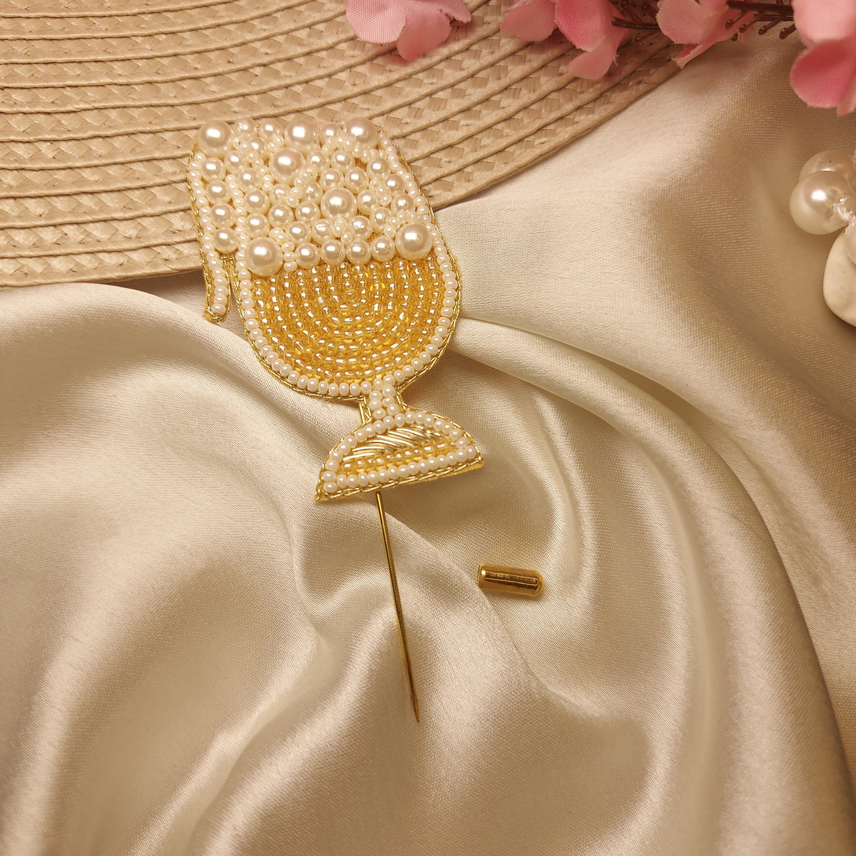 Pour champagne - Handcrafted Beaded Flower Lapel Pin – Elegant Brooch for Men & Women
