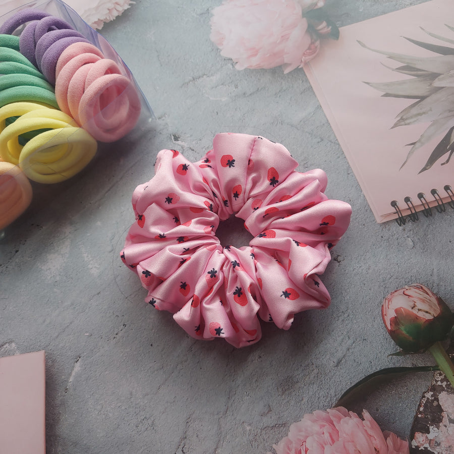 STRABERRY- HANDMADE SCRUNCHIE