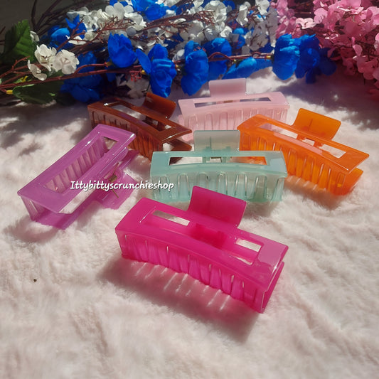 A CLASSIC HAIRCLAW - 9CM approx