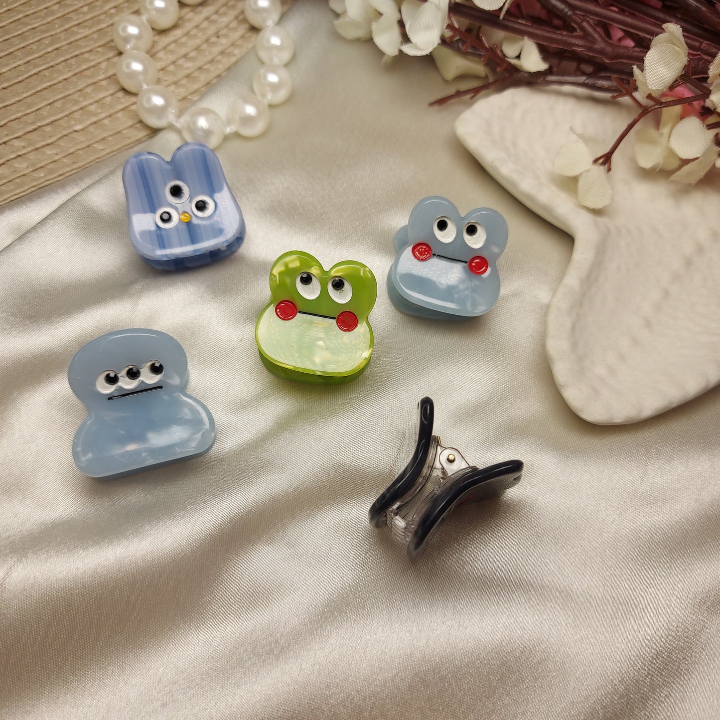 BOFEINI Peek-a-Boo Mini Claw Clip | Premium Cute Character Hair Claw (2 CM)