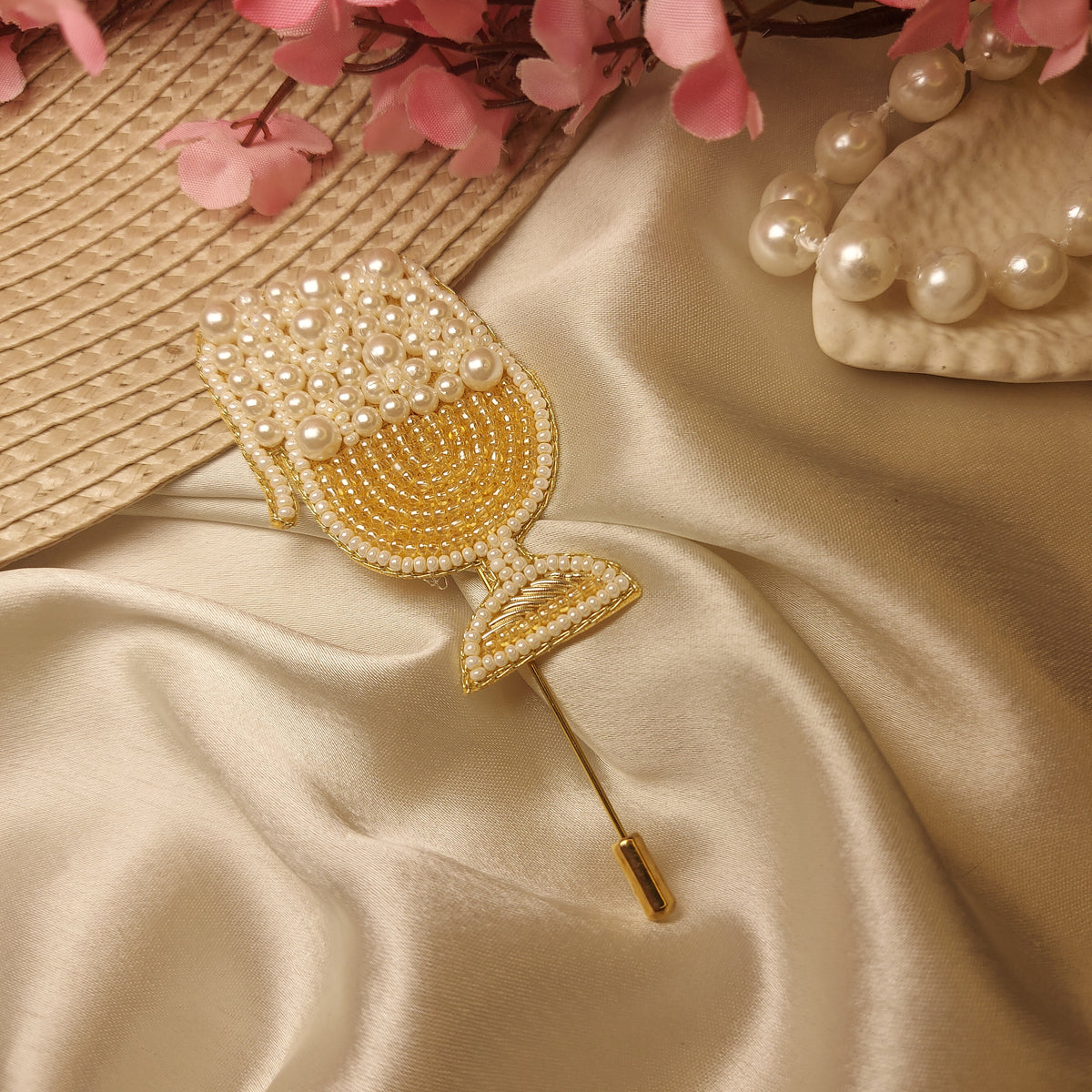 Pour champagne - Handcrafted Beaded Flower Lapel Pin – Elegant Brooch for Men & Women