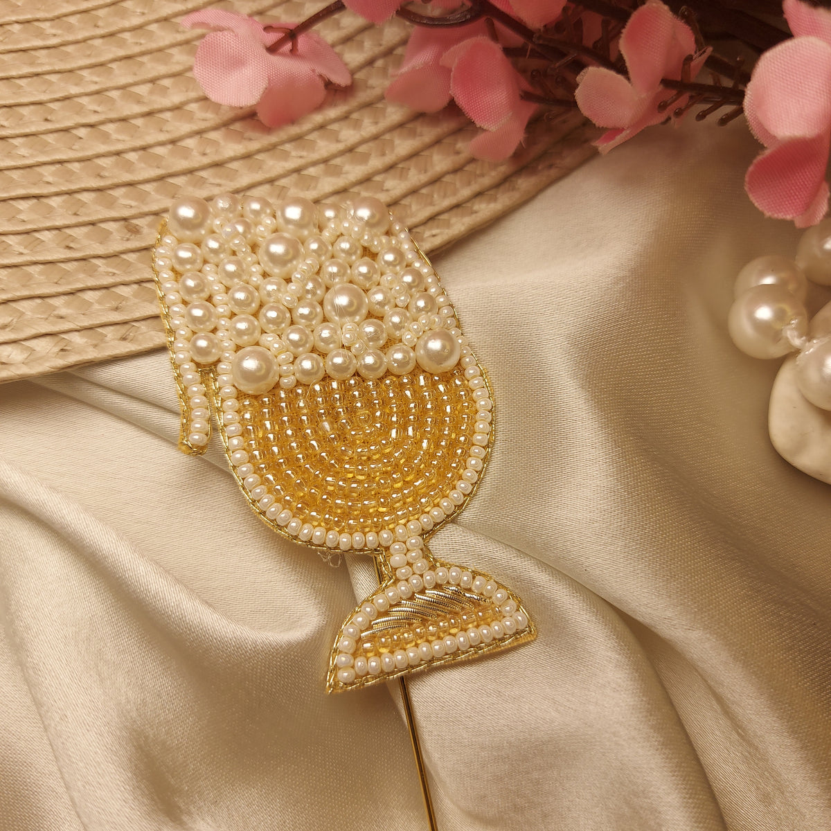 Pour champagne - Handcrafted Beaded Flower Lapel Pin – Elegant Brooch for Men & Women